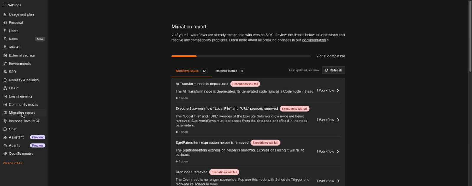 Der Migration Report in n8n 2.44.7 zeigt oben an, dass 2 von 11 Workflows bereits mit Version 3.0.0 kompatibel sind, darunter die Reiter Workflow issues mit 12 und Instance issues mit 6 Befunden sowie eine Liste einzelner Probleme wie AI Transform node is deprecated.