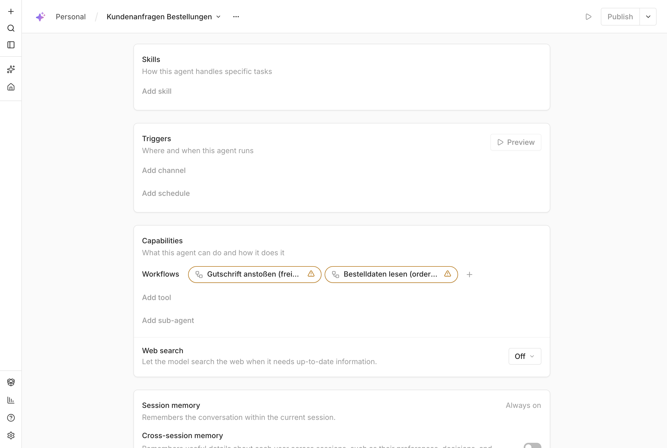 Der Build-Tab des Agenten „Kundenanfragen Bestellungen": unter Capabilities hängen die Workflows „Gutschrift anstoßen (Freigabe nötig)" und „Bestelldaten lesen (order:read)", darunter Web search aus und Session memory dauerhaft an