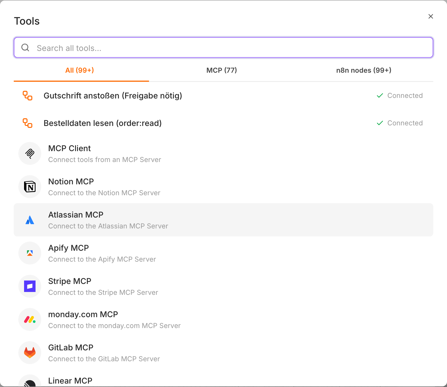 Der Werkzeug-Dialog eines n8n-Agenten: oben die beiden eigenen Workflows mit grünem „Connected"-Haken, darunter die Reiter „All (99+)", „MCP (77)" und „n8n nodes (99+)" mit Einträgen wie Notion, Atlassian und Stripe