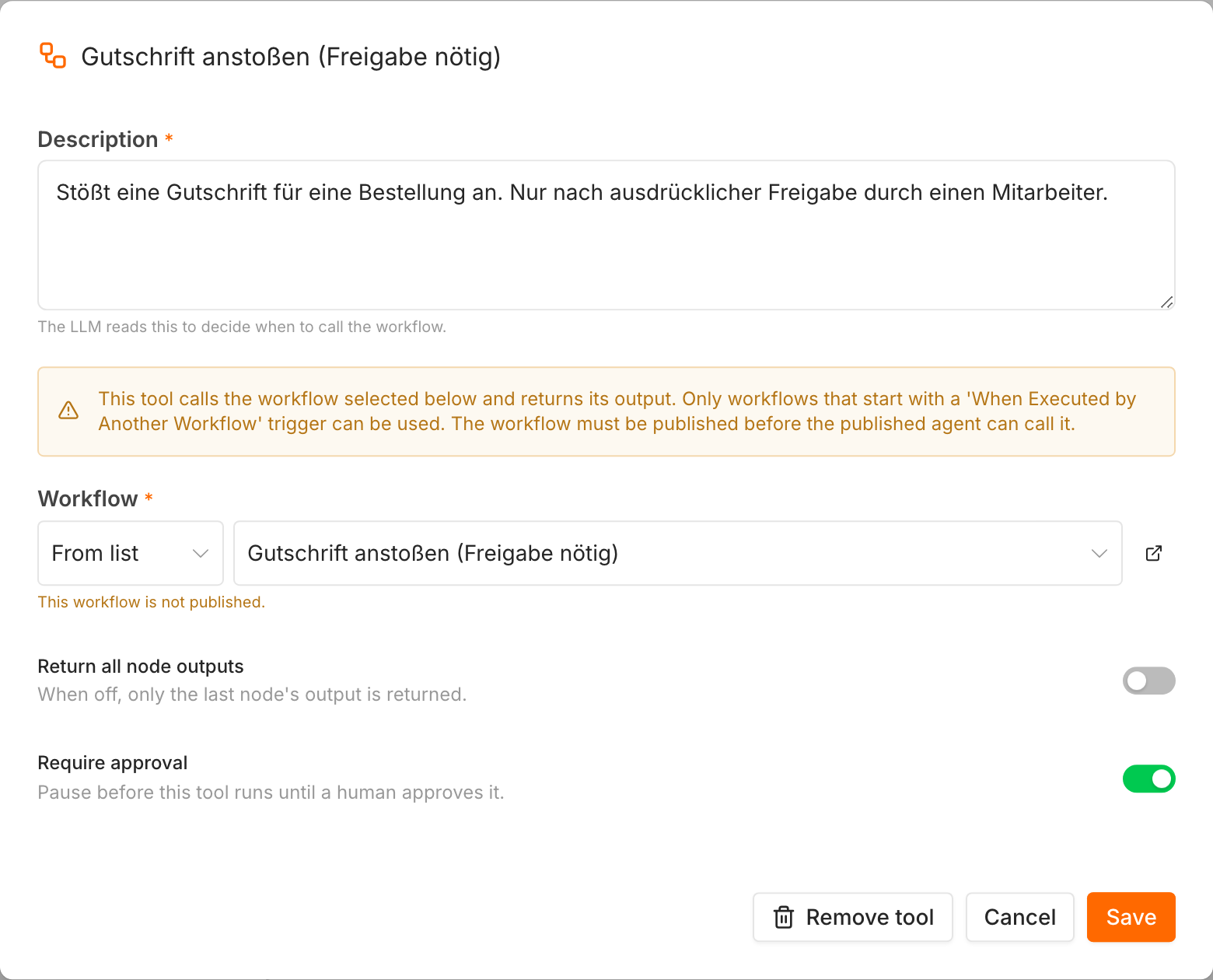 Die Werkzeug-Konfiguration von „Gutschrift anstoßen": ein Beschreibungsfeld mit dem Hinweis „The LLM reads this to decide when to call the workflow" und darunter der aktivierte Schalter „Require approval — Pause before this tool runs until a human approves it"