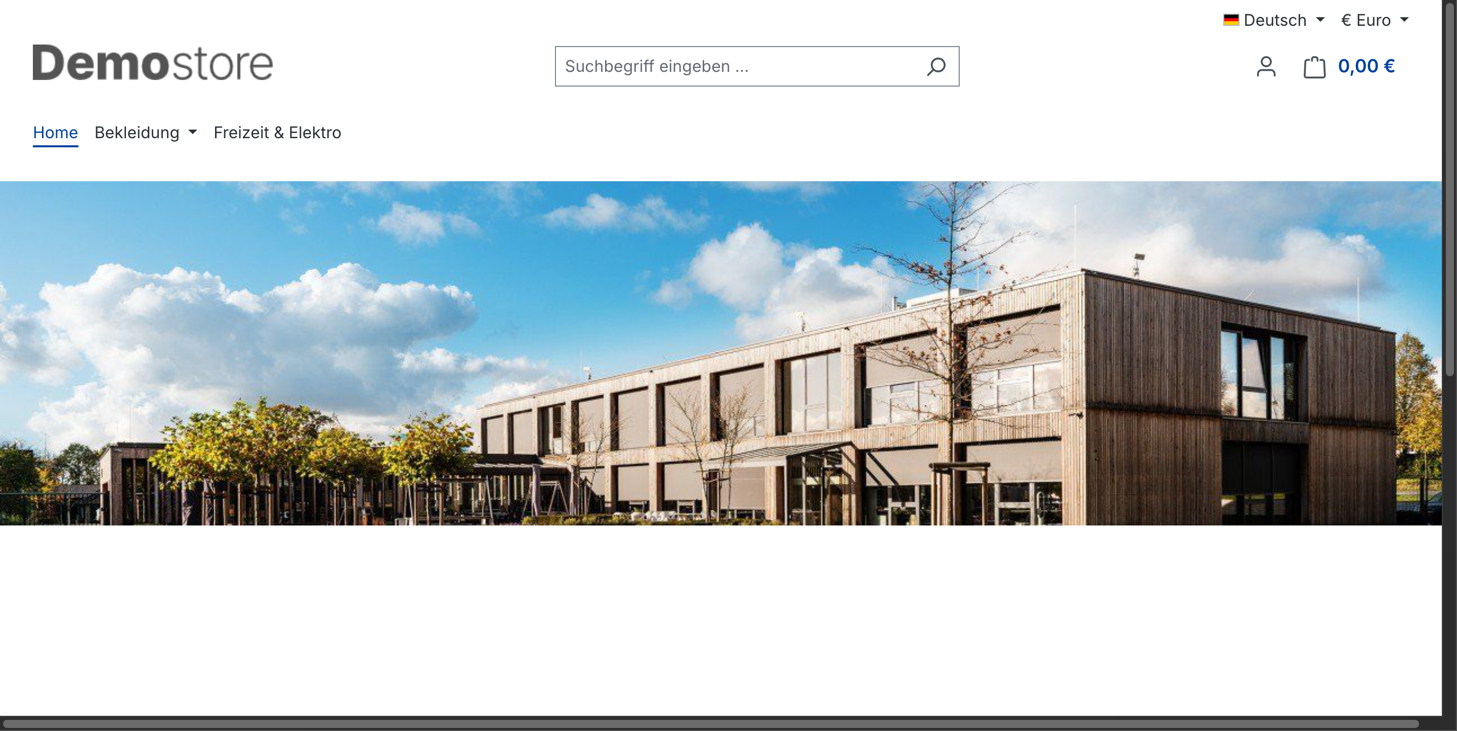 Shopware-Storefront mit einem Hero-Bild auf full_width: Das Bild läuft von der linken bis zur rechten Bildschirmkante, während Logo und Navigation darüber im normalen Content-Container sitzen